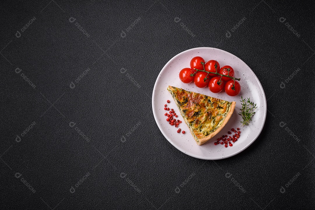 Deliciosa quiche fresca com brócolis, queijo, especiarias e ervas cortadas em pedaços sobre um fundo escuro de concreto