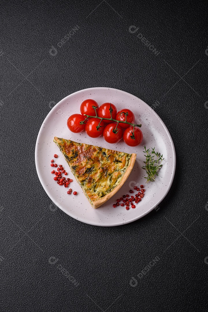Deliciosa quiche fresca com brócolis, queijo, especiarias e ervas cortadas em pedaços sobre um fundo escuro de concreto