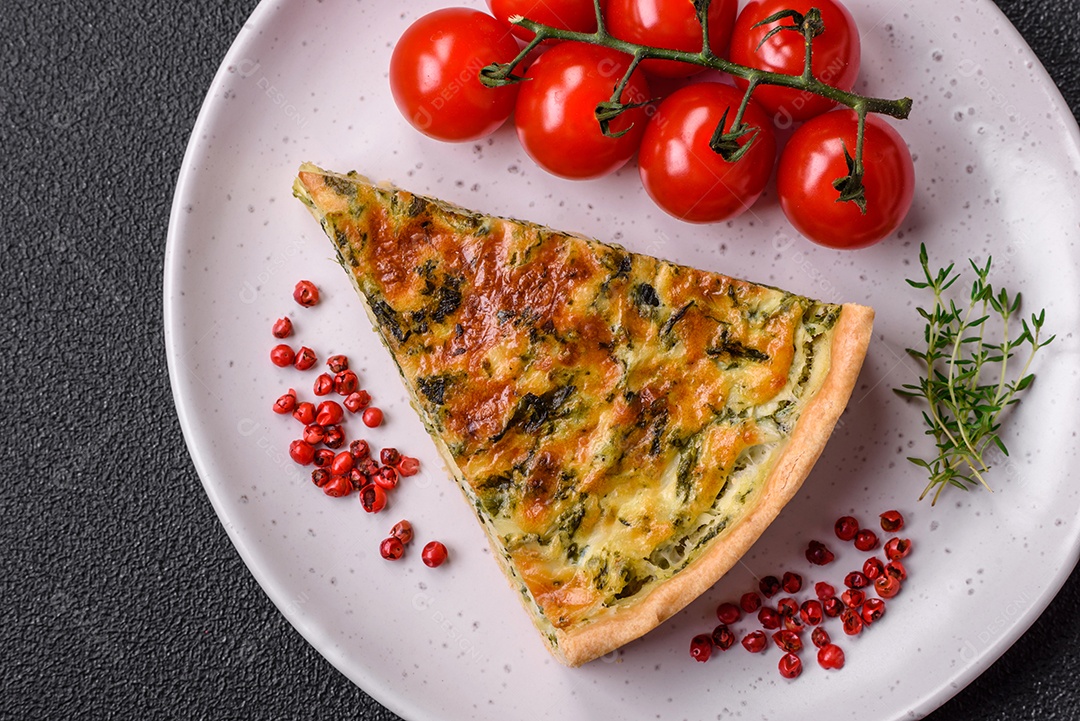 Deliciosa quiche fresca com brócolis, queijo, especiarias e ervas cortadas em pedaços sobre um fundo escuro de concreto