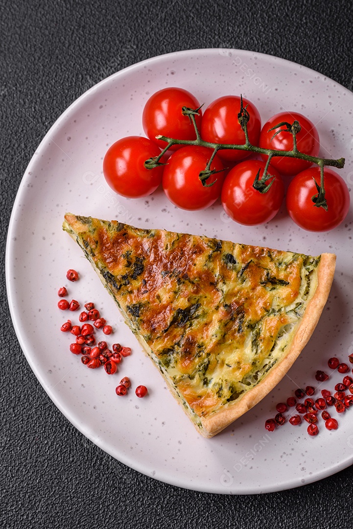 Deliciosa quiche fresca com brócolis, queijo, especiarias e ervas cortadas em pedaços sobre um fundo escuro de concreto