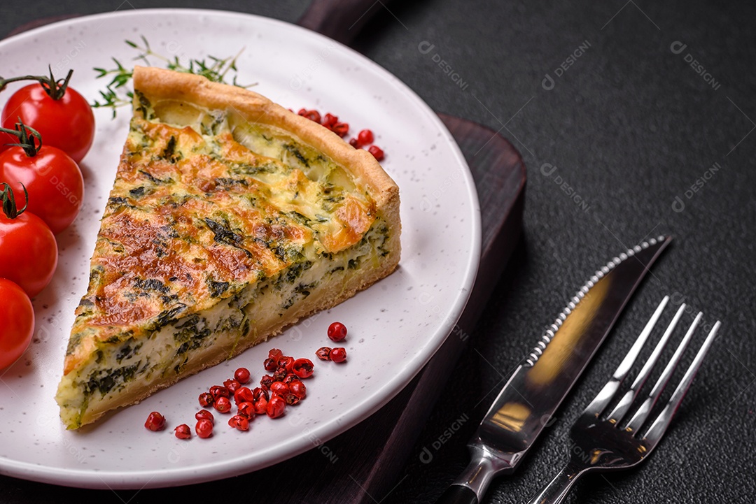 Deliciosa quiche fresca com brócolis, queijo, especiarias e ervas cortadas em pedaços sobre um fundo escuro de concreto