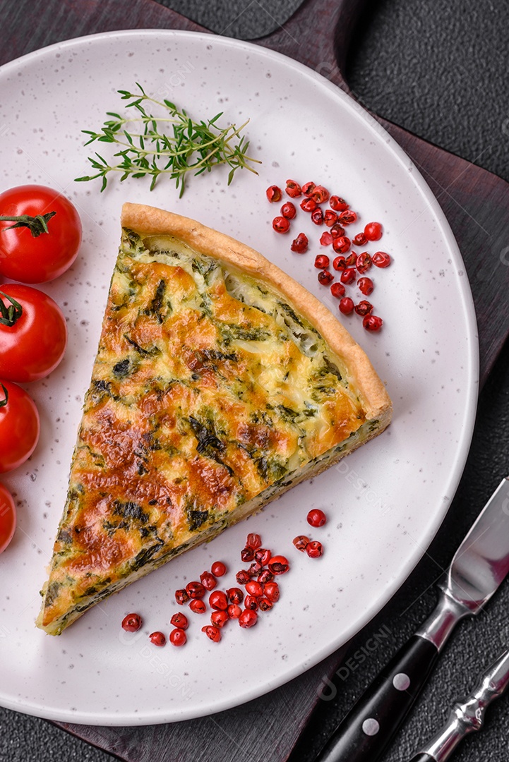 Deliciosa quiche fresca com brócolis, queijo, especiarias e ervas cortadas em pedaços sobre um fundo escuro de concreto