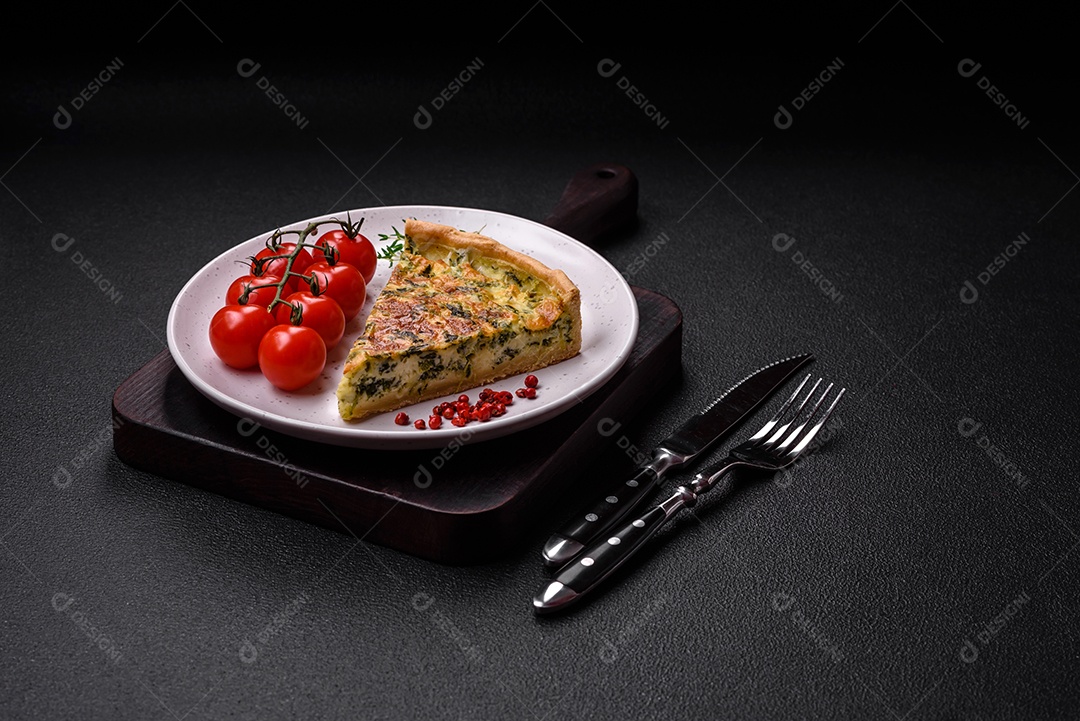 Deliciosa quiche fresca com brócolis, queijo, especiarias e ervas cortadas em pedaços sobre um fundo escuro de concreto