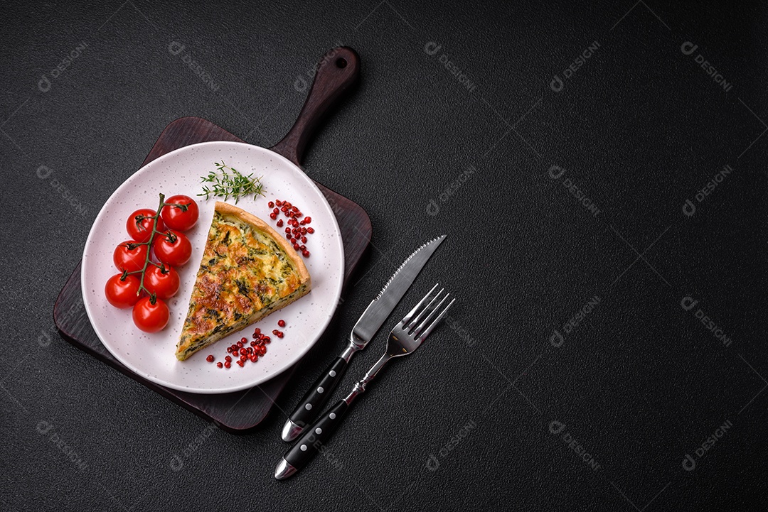 Deliciosa quiche fresca com brócolis, queijo, especiarias e ervas cortadas em pedaços sobre um fundo escuro de concreto