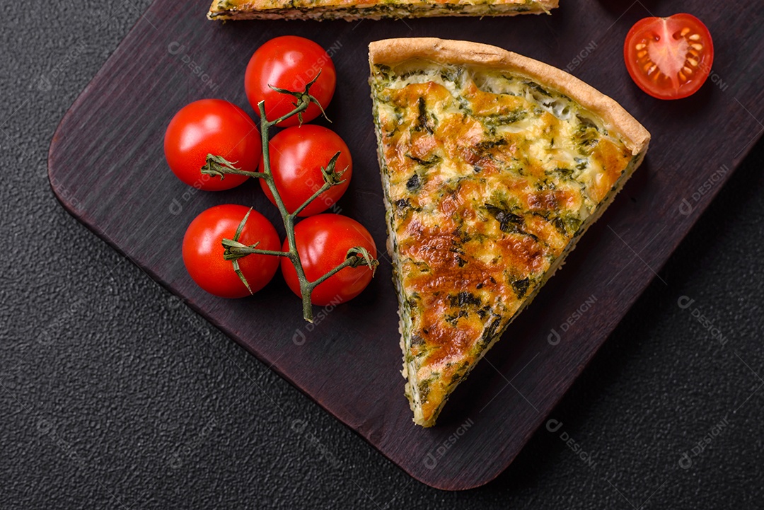 Deliciosa quiche fresca com brócolis, queijo, especiarias e ervas cortadas em pedaços sobre um fundo escuro de concreto