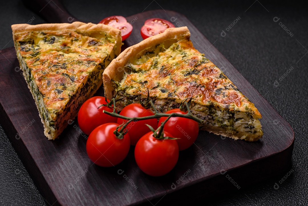 Deliciosa quiche fresca com brócolis, queijo, especiarias e ervas cortadas em pedaços sobre um fundo escuro de concreto