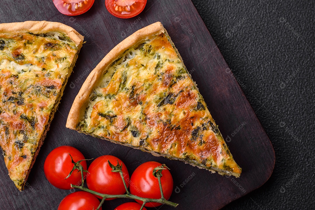Deliciosa quiche fresca com brócolis, queijo, especiarias e ervas cortadas em pedaços sobre um fundo escuro de concreto