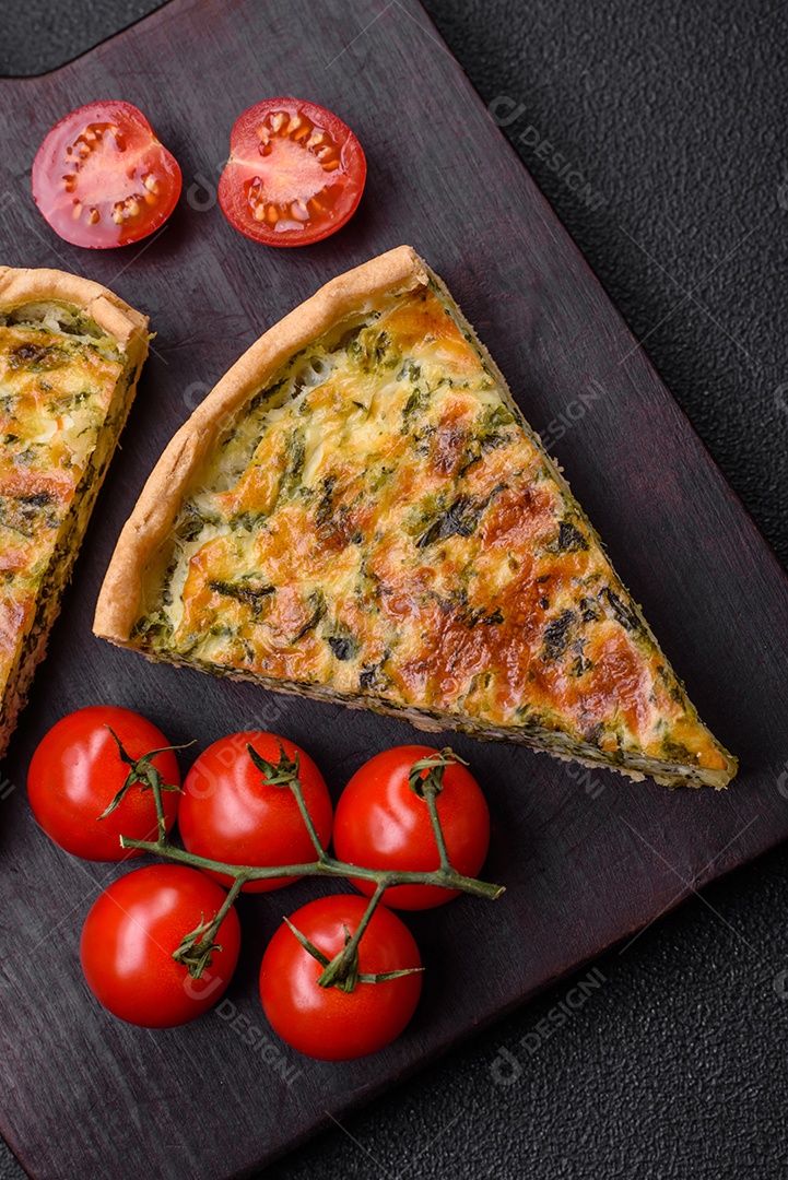 Deliciosa quiche fresca com brócolis, queijo, especiarias e ervas cortadas em pedaços sobre um fundo escuro de concreto