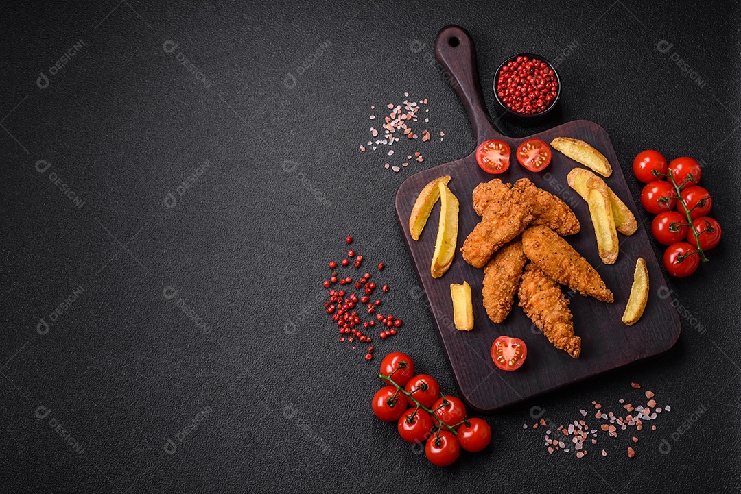 Deliciosas batatas crocantes com sal e especiarias em um fundo de concreto texturizado. Comida rápida