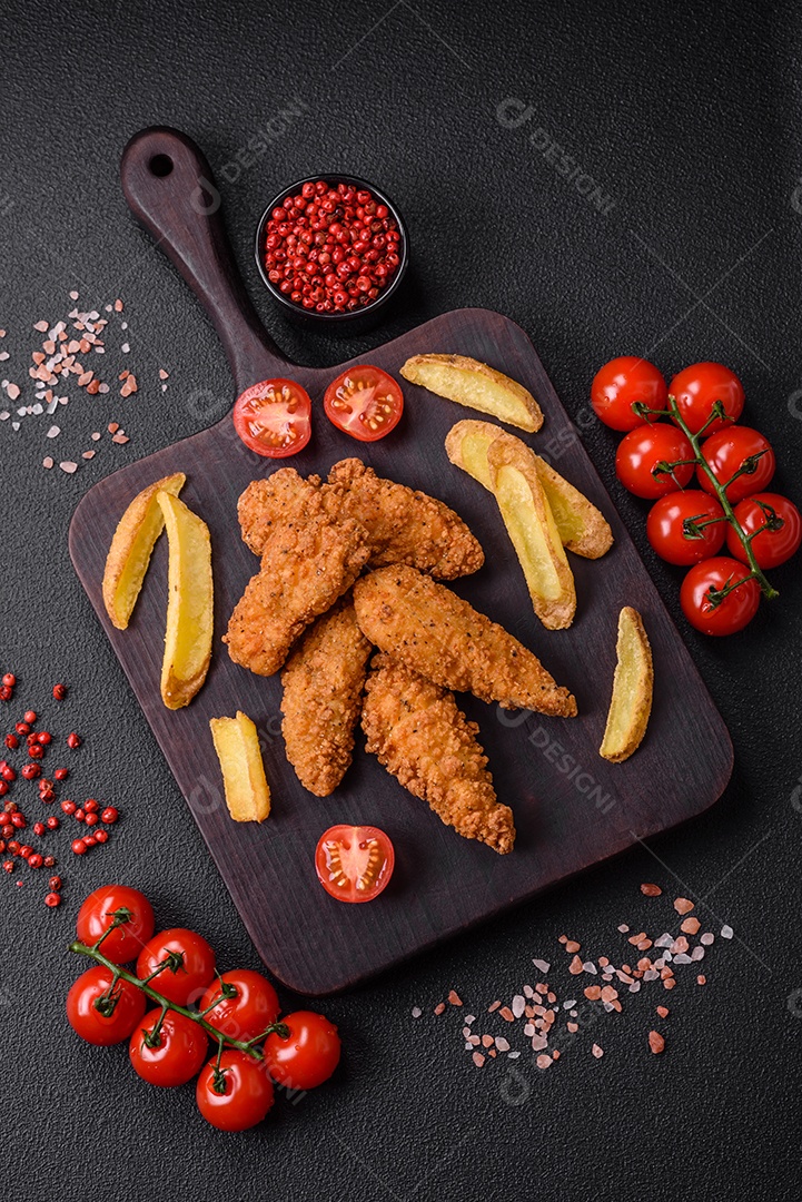 Deliciosas batatas crocantes com sal e especiarias em um fundo de concreto texturizado. Comida rápida