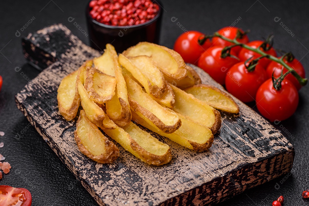 Deliciosas batatas crocantes com sal e especiarias em um fundo de concreto texturizado. Comida rápida