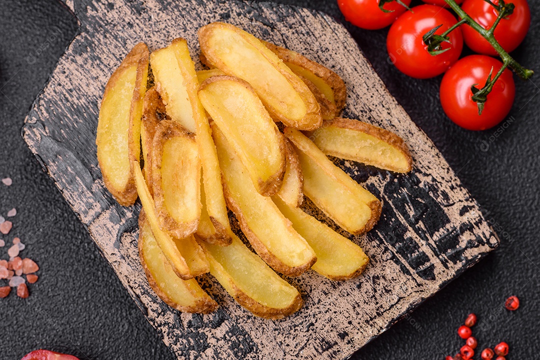 Deliciosas batatas crocantes com sal e especiarias em um fundo de concreto texturizado. Comida rápida