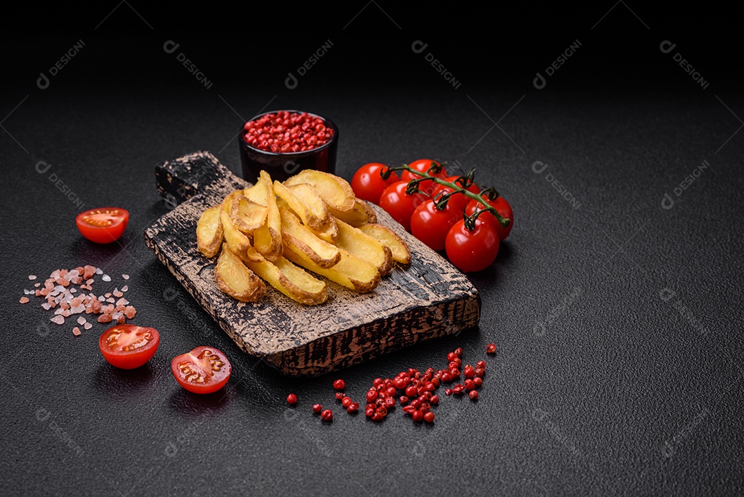 Deliciosas batatas crocantes com sal e especiarias em um fundo de concreto texturizado. Comida rápida