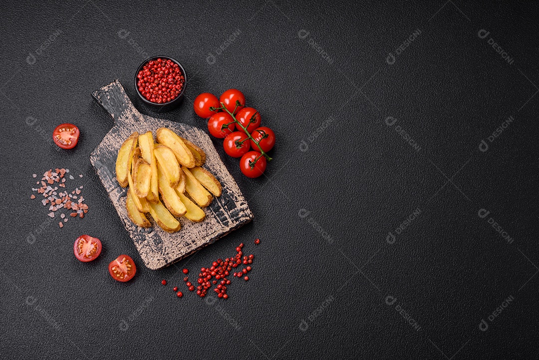 Deliciosas batatas crocantes com sal e especiarias em um fundo de concreto texturizado. Comida rápida