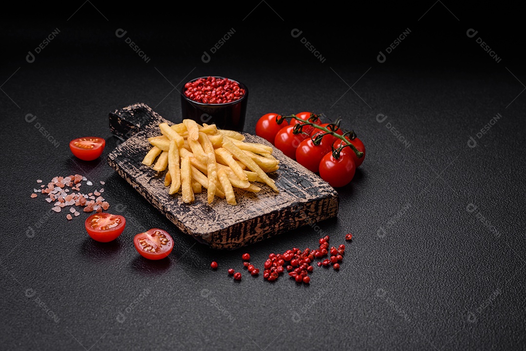 Deliciosas batatas crocantes com sal e especiarias em um fundo de concreto texturizado. Comida rápida