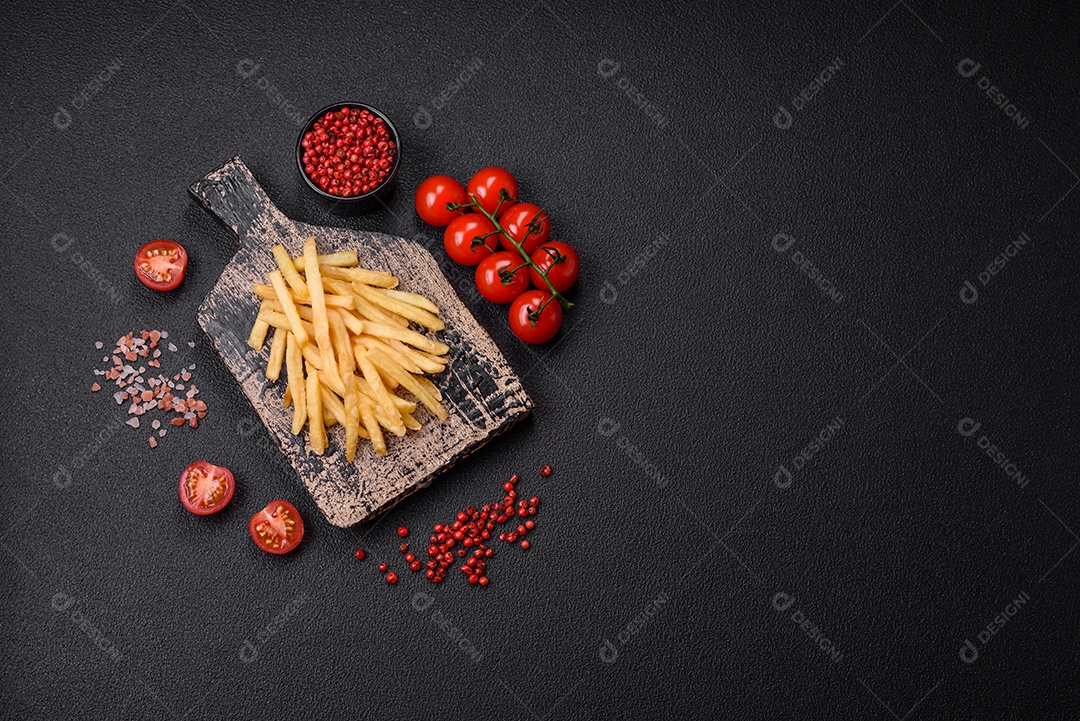 Deliciosas batatas crocantes com sal e especiarias em um fundo de concreto texturizado. Comida rápida