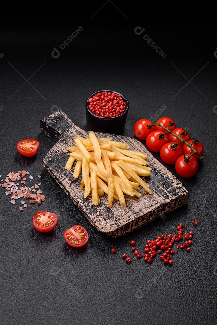 Deliciosas batatas crocantes com sal e especiarias em um fundo de concreto texturizado. Comida rápida