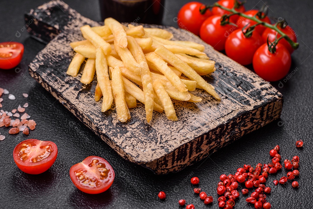 Deliciosas batatas crocantes com sal e especiarias em um fundo de concreto texturizado. Comida rápida
