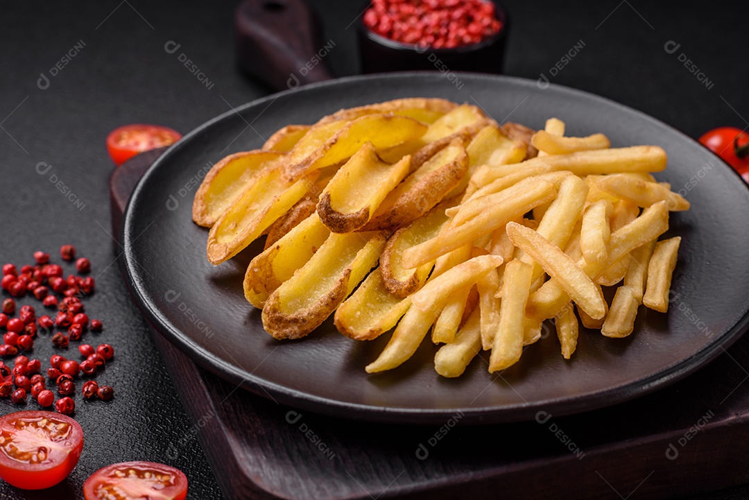 Deliciosas batatas fritas crocantes com sal e especiarias em um fundo de concreto texturizado. Comida rápida
