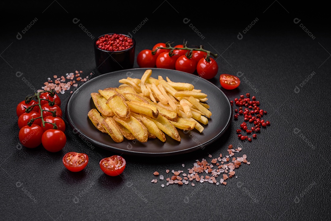 Deliciosas batatas fritas crocantes com sal e especiarias em um fundo de concreto texturizado. Comida rápida