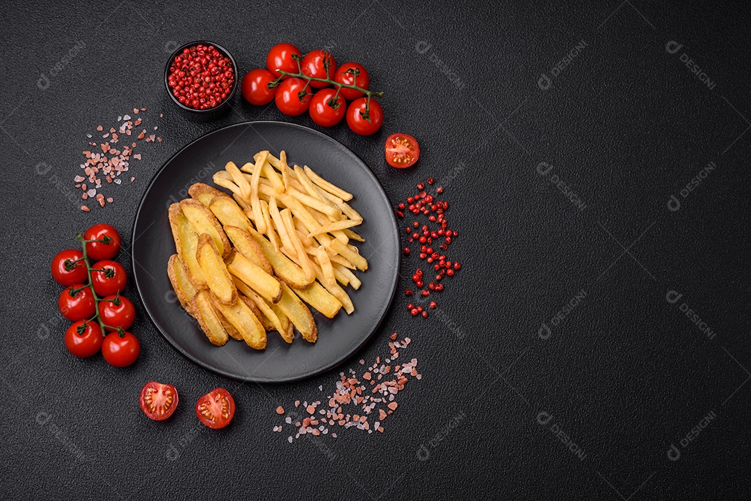 Deliciosos nuggets de frango crocantes à milanesa com sal e especiarias sobre um fundo escuro de concreto