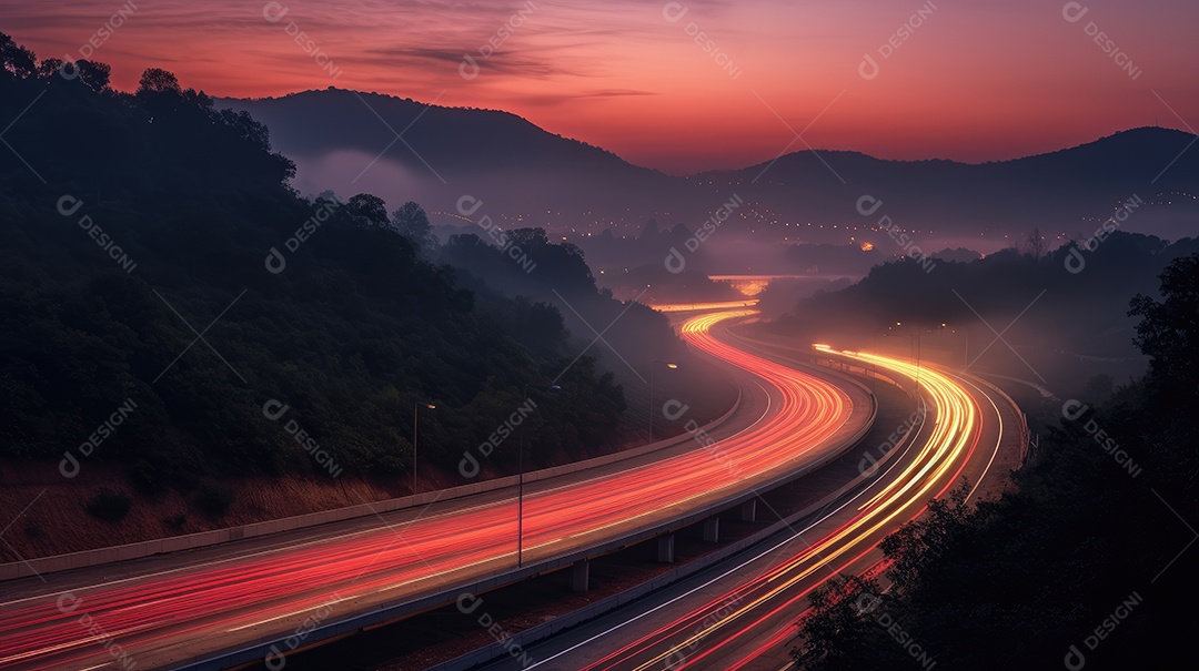Rodovia pavimentada de pista dupla ao anoitecer