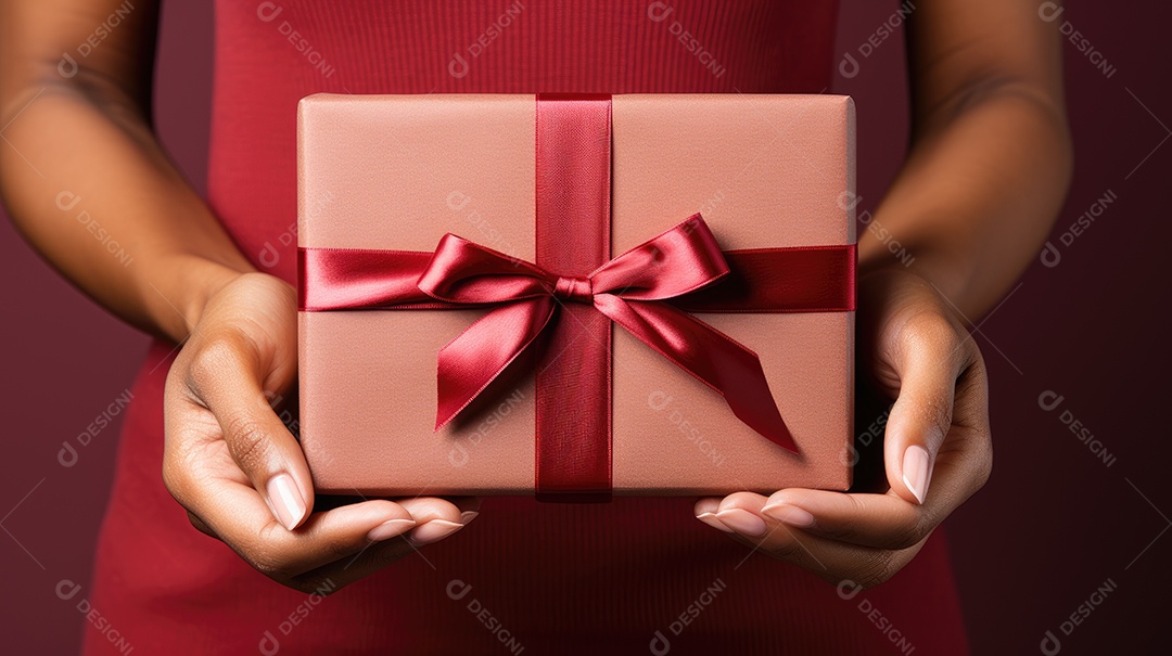 Mãos segurando uma linda caixa de presente vermelha