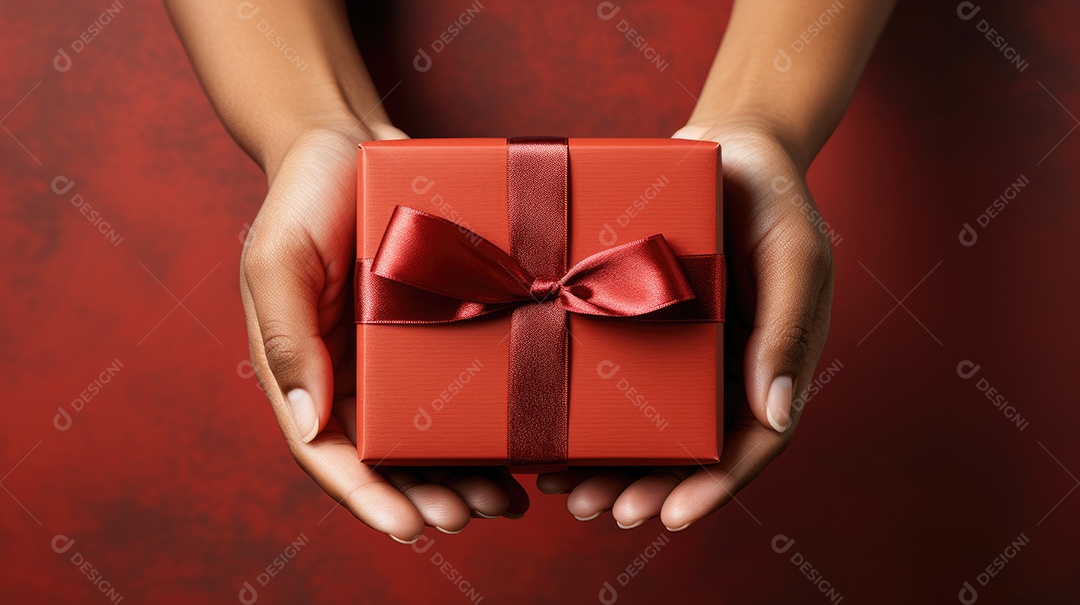 Mãos segurando uma linda caixa de presente vermelha