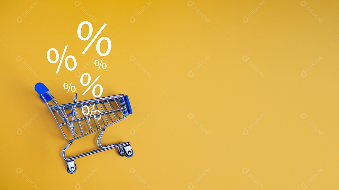 Porcentagem de venda caindo no carro de compras em fundo amarelo. Conceito de compras on-line, produtos com preços especiais, promoção especial.