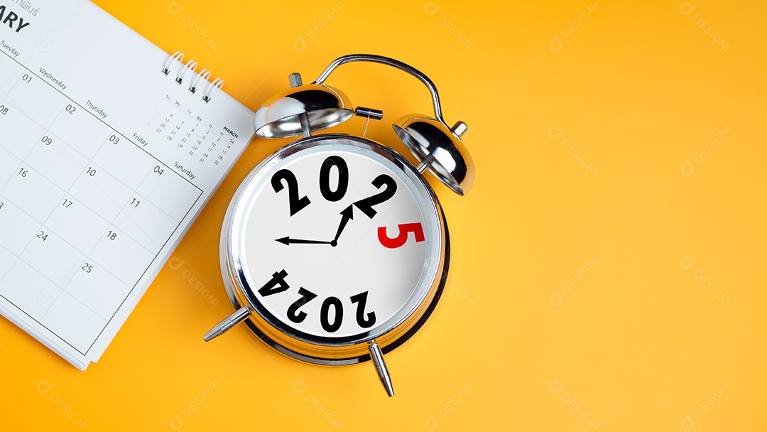 Close-up do calendário e relógio despertador em fundo amarelo com espaço de cópia. Transição de 2023 para 2024, Plano de inicialização de negócios