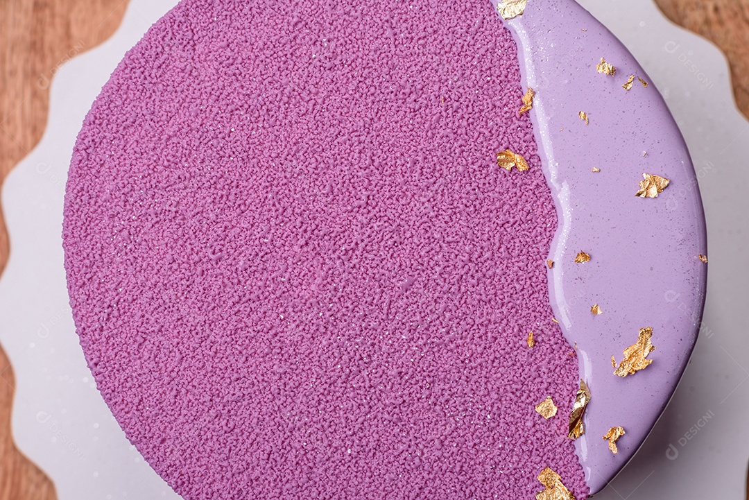 Delicioso bolo de mousse doce fresco com recheio de frutas vermelhas coberto com cobertura de veludo rosa sobre fundo escuro de concreto