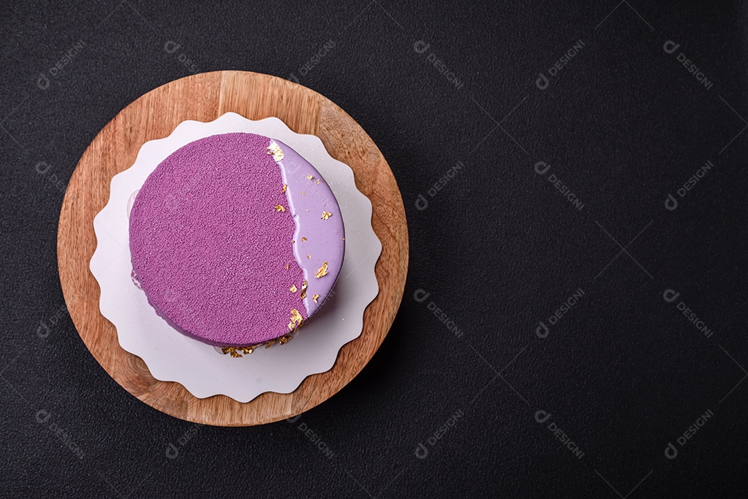 Delicioso bolo de mousse doce fresco com recheio de frutas vermelhas coberto com cobertura de veludo rosa sobre fundo escuro de concreto