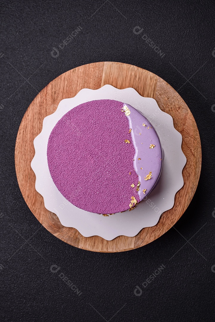 Delicioso bolo de mousse doce fresco com recheio de frutas vermelhas coberto com cobertura de veludo rosa sobre fundo escuro de concreto