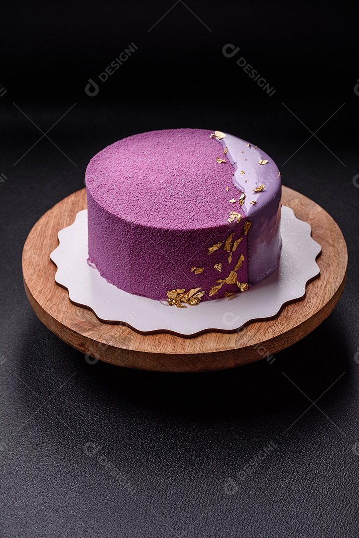 Delicioso bolo de mousse doce fresco com recheio de frutas vermelhas coberto com cobertura de veludo rosa sobre fundo escuro de concreto