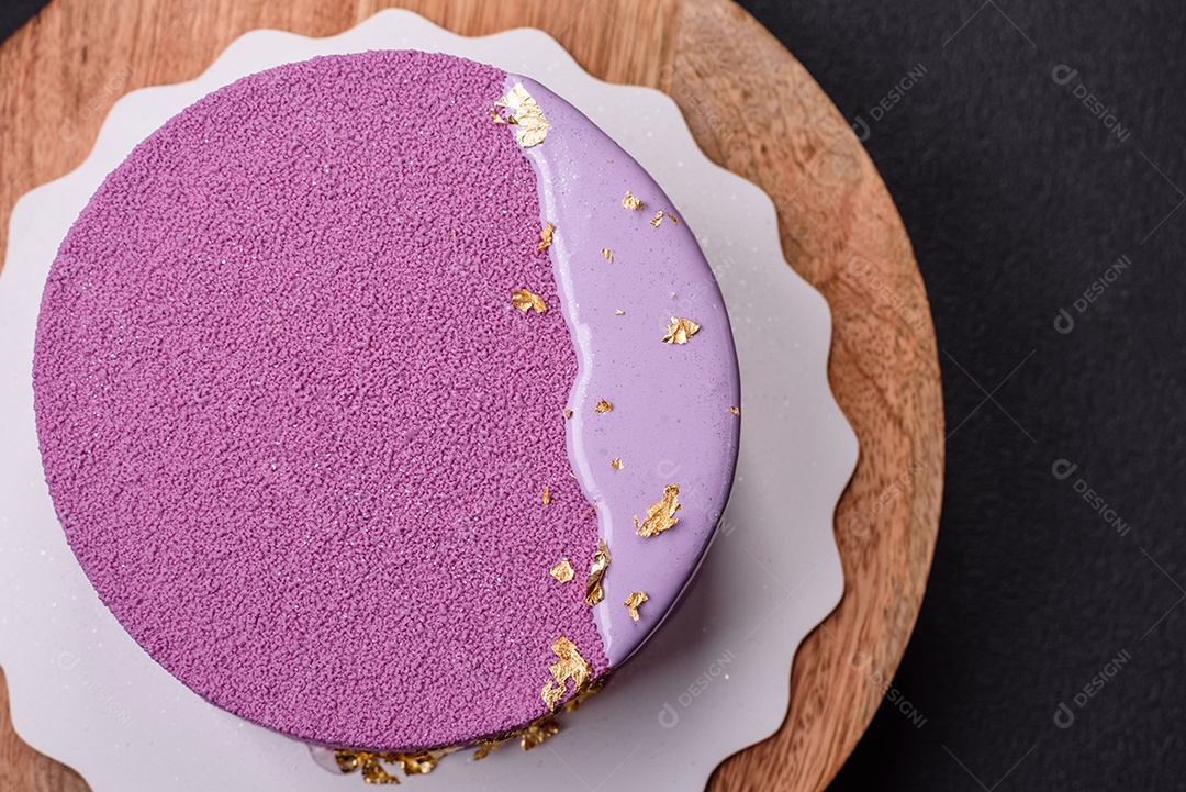 Delicioso bolo de mousse doce fresco com recheio de frutas vermelhas coberto com cobertura de veludo rosa sobre fundo escuro de concreto