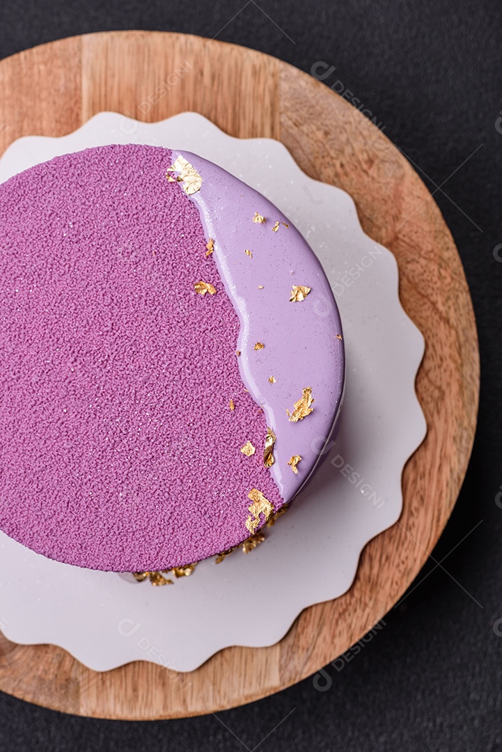 Delicioso bolo de mousse doce fresco com recheio de frutas vermelhas coberto com cobertura de veludo rosa sobre fundo escuro de concreto