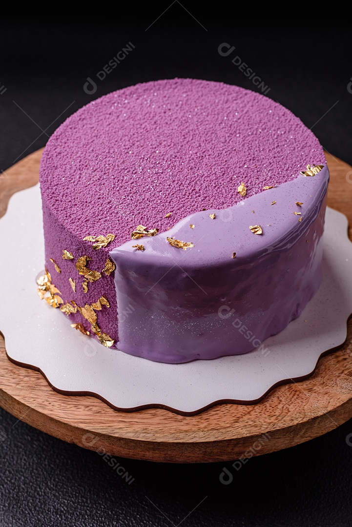 Delicioso bolo de mousse doce fresco com recheio de frutas vermelhas coberto com cobertura de veludo rosa sobre fundo escuro de concreto