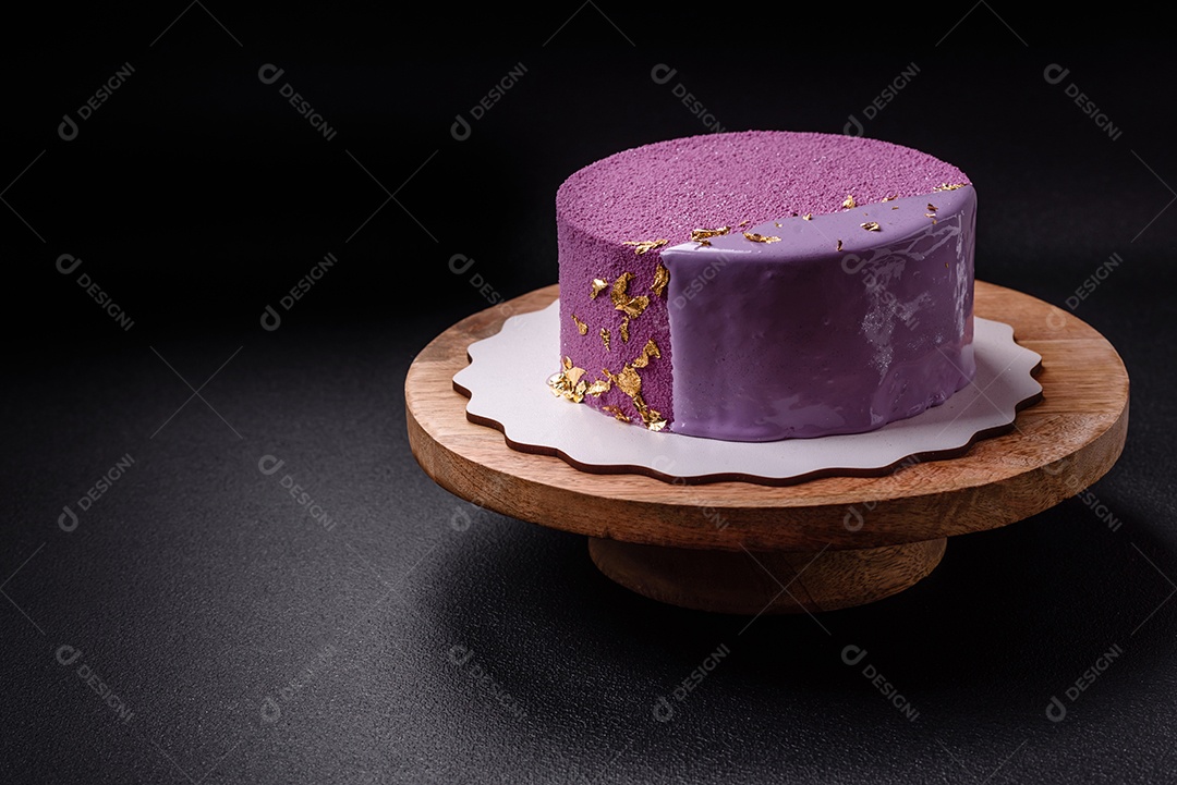 Delicioso bolo de mousse doce fresco com recheio de frutas vermelhas coberto com cobertura de veludo rosa sobre fundo escuro de concreto