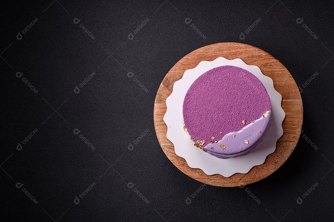 Delicioso bolo de mousse doce fresco com recheio de frutas vermelhas coberto com cobertura de veludo rosa sobre fundo escuro de concreto