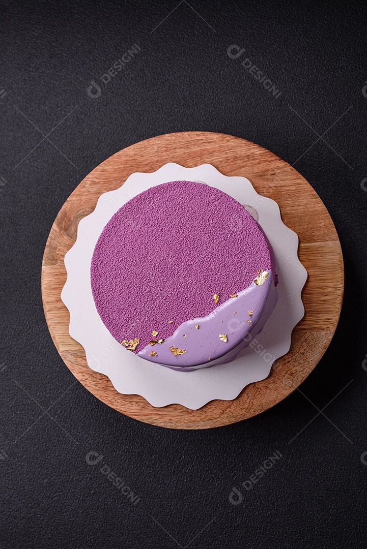 Delicioso bolo de mousse doce fresco com recheio de frutas vermelhas coberto com cobertura de veludo rosa sobre fundo escuro de concreto