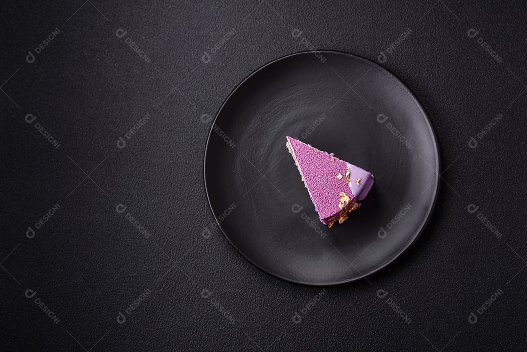 Delicioso bolo de mousse doce fresco com recheio de frutas vermelhas coberto com cobertura de veludo rosa sobre fundo escuro de concreto