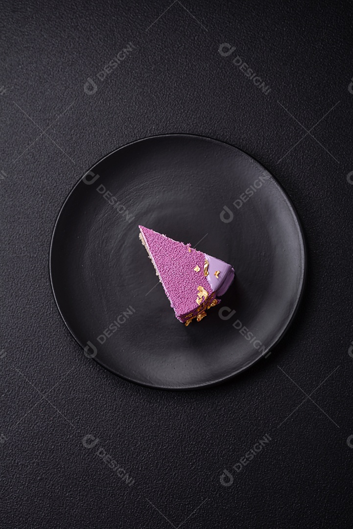 Delicioso bolo de mousse doce fresco com recheio de frutas vermelhas coberto com cobertura de veludo rosa sobre fundo escuro de concreto