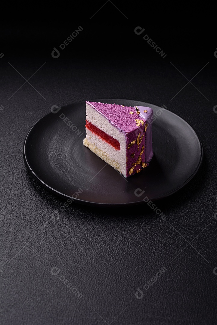 Delicioso bolo de mousse doce fresco com recheio de frutas vermelhas coberto com cobertura de veludo rosa sobre fundo escuro de concreto