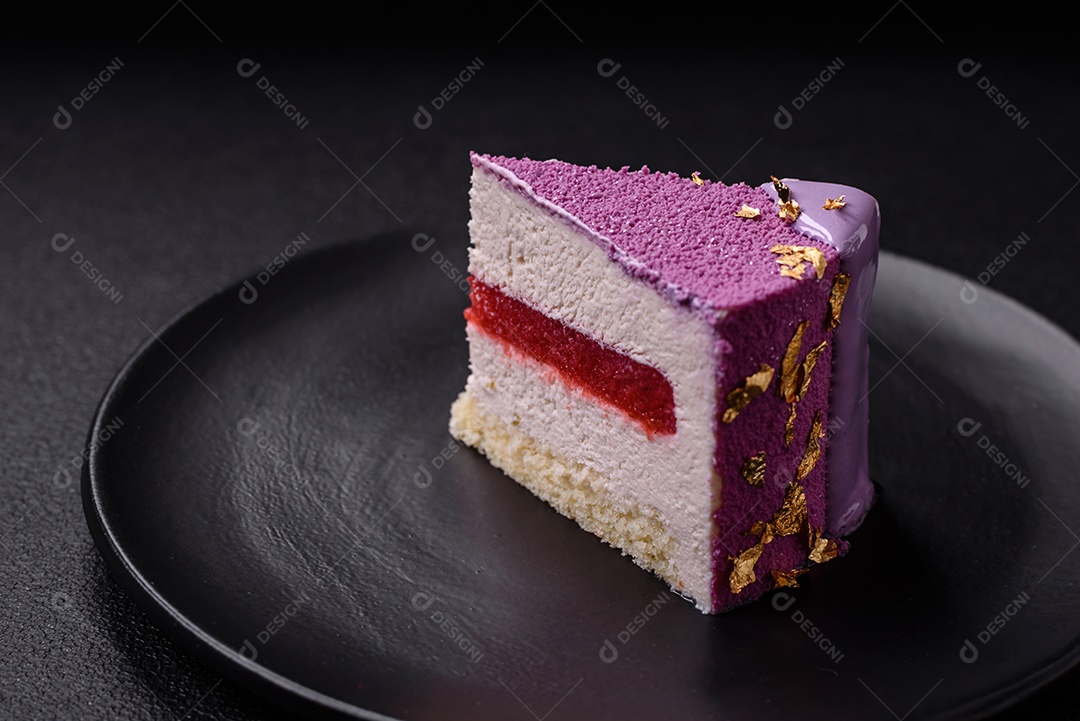 Delicioso bolo de mousse doce fresco com recheio de frutas vermelhas coberto com cobertura de veludo rosa sobre fundo escuro de concreto