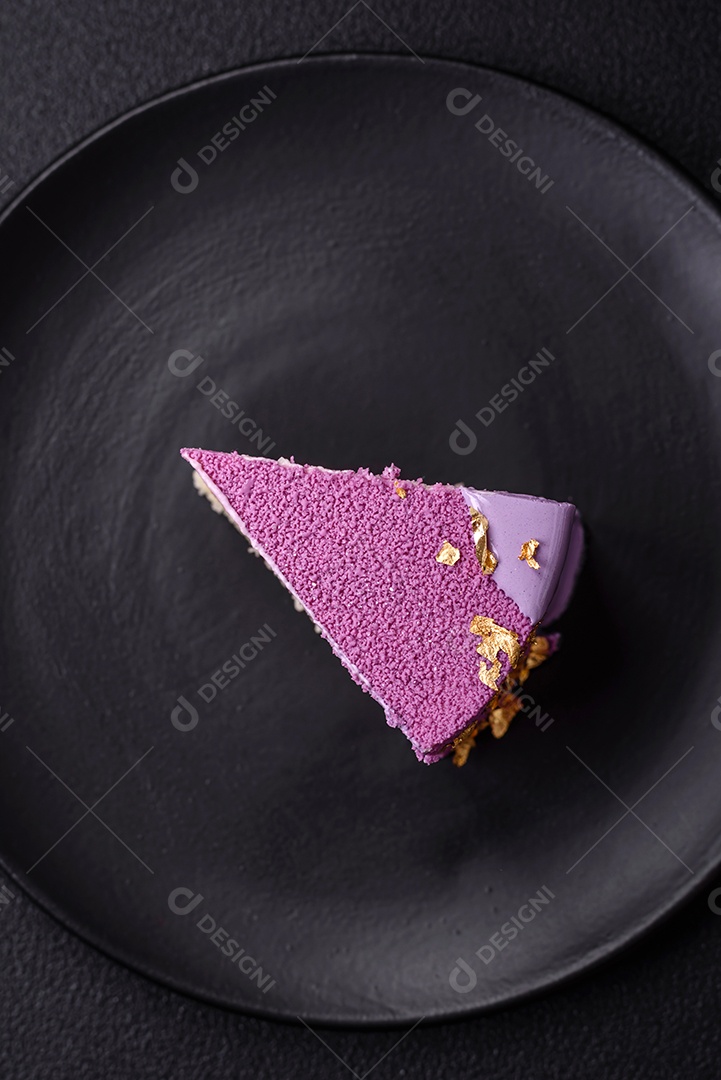 Delicioso bolo de mousse doce fresco com recheio de frutas vermelhas coberto com cobertura de veludo rosa sobre fundo escuro de concreto