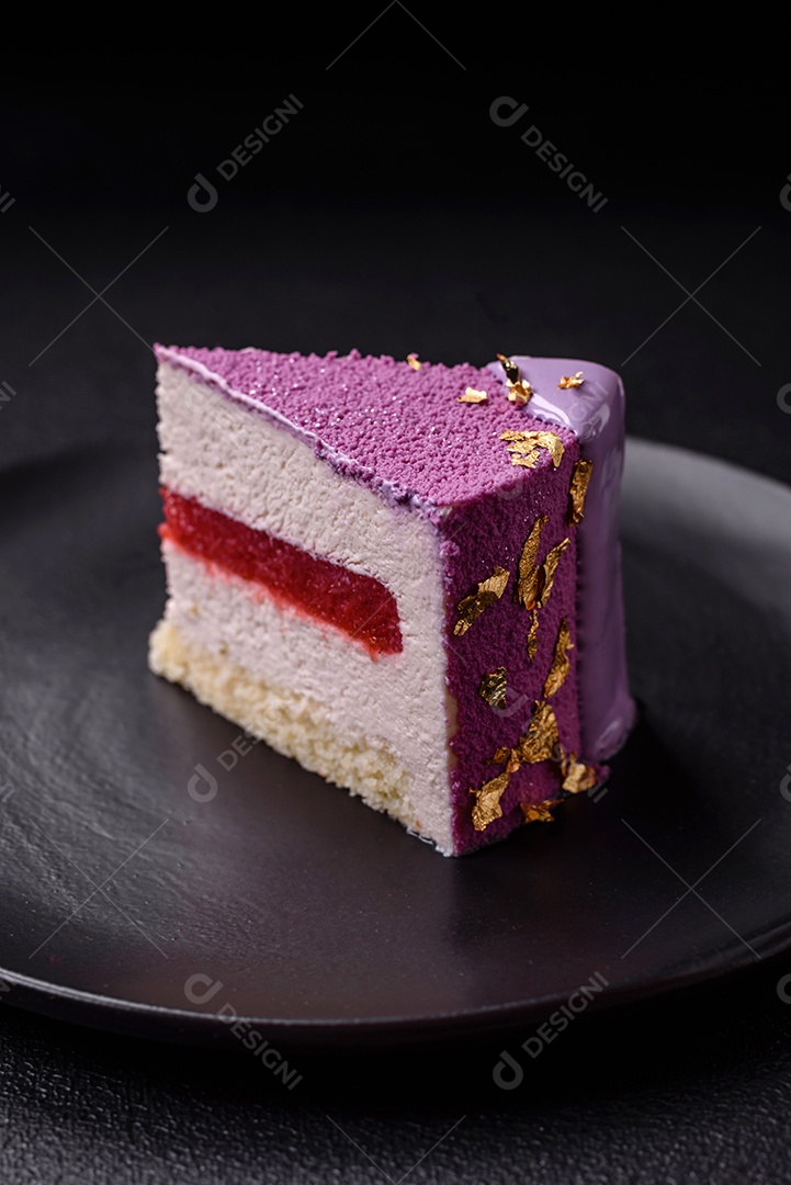Delicioso bolo de mousse doce fresco com recheio de frutas vermelhas coberto com cobertura de veludo rosa sobre fundo escuro de concreto