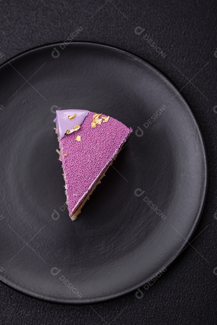 Delicioso bolo de mousse doce fresco com recheio de frutas vermelhas coberto com cobertura de veludo rosa sobre fundo escuro de concreto