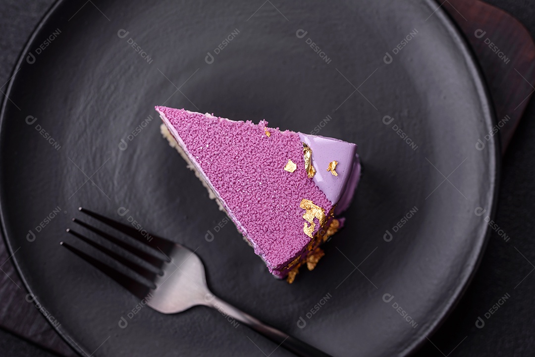 Delicioso bolo de mousse doce fresco com recheio de frutas vermelhas coberto com cobertura de veludo rosa sobre fundo escuro de concreto