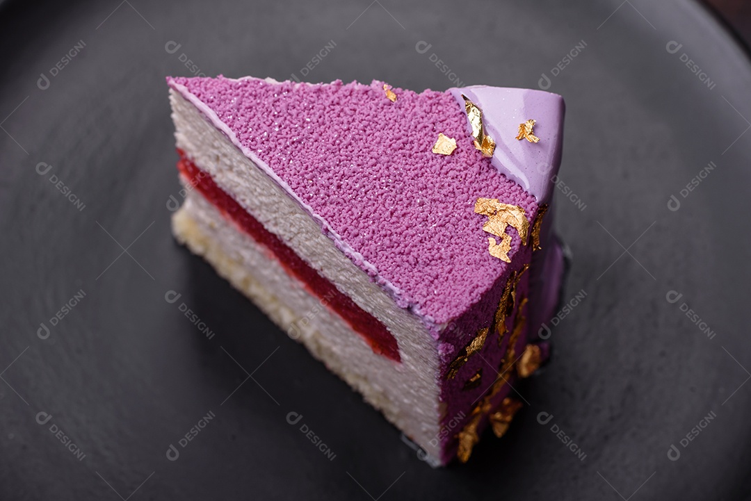 Delicioso bolo de mousse doce fresco com recheio de frutas vermelhas coberto com cobertura de veludo rosa sobre fundo escuro de concreto