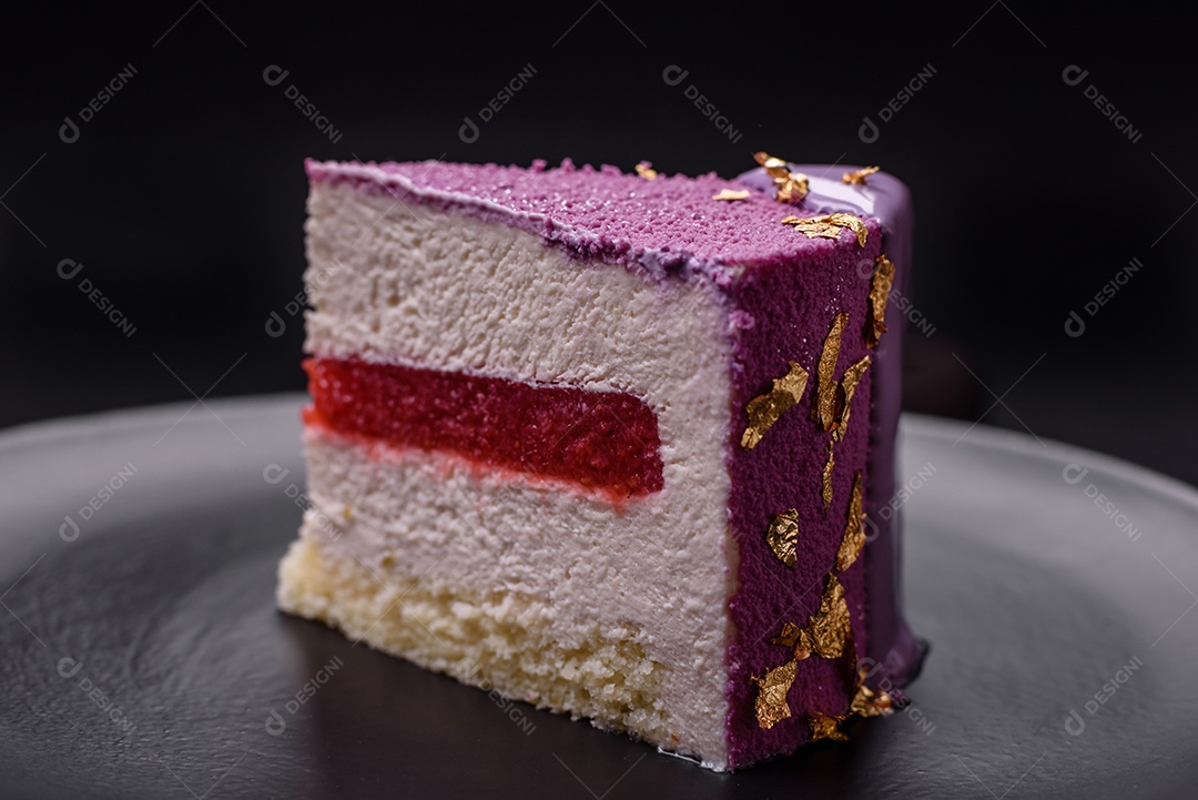 Delicioso bolo de mousse doce fresco com recheio de frutas vermelhas coberto com cobertura de veludo rosa sobre fundo escuro de concreto